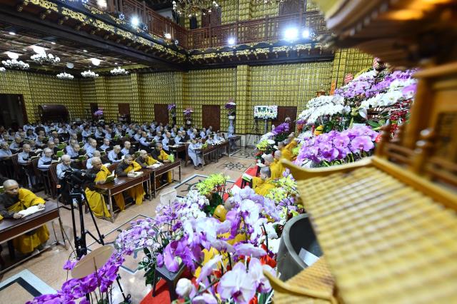 Tụng Kinh trong đêm cuối khóa tu Xuất gia gieo duyên