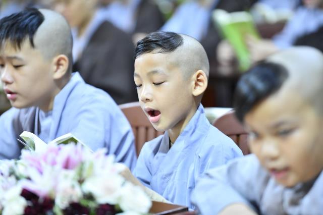 Tụng Kinh trong đêm cuối khóa tu Xuất gia gieo duyên