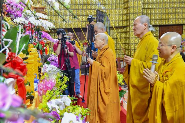 HT. Thích Thiện Nhơn viếng thăm và thắp hương tưởng niệm cố HT. Thích Thiện Huệ