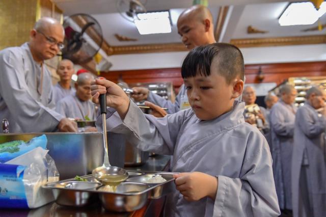 Chùm ảnh: Ăn cơm trong chánh niệm chiều ngày 16/09/2020