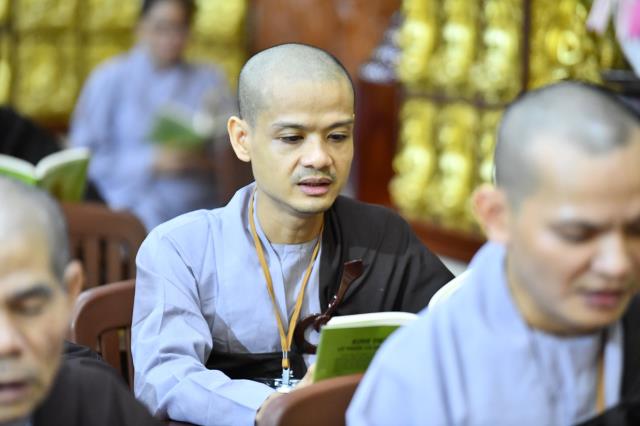 Tụng Kinh trong đêm cuối khóa tu Xuất gia gieo duyên