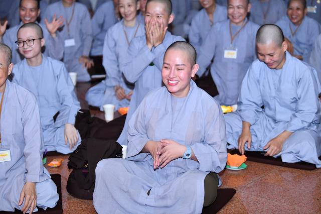 Lắng đọng bên chén trà