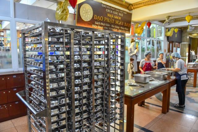 Chùm ảnh: Ăn cơm trong chánh niệm chiều ngày 16/09/2020