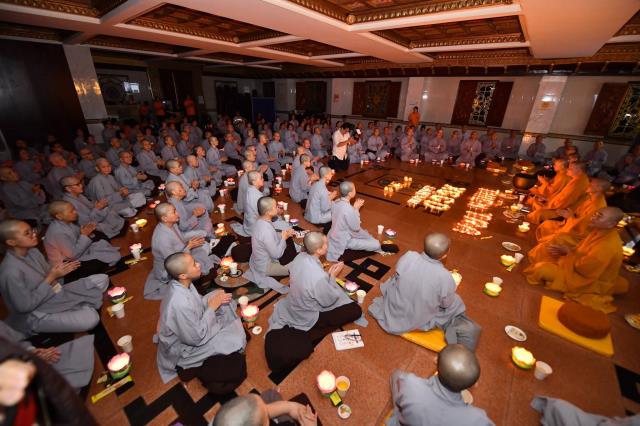 Lắng đọng bên chén trà