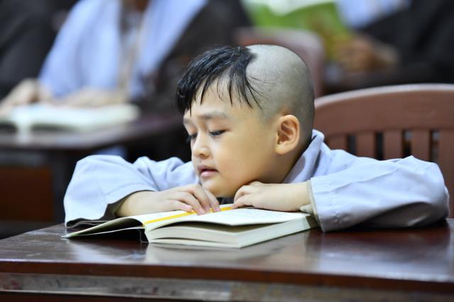Tụng Kinh trong đêm cuối khóa tu Xuất gia gieo duyên