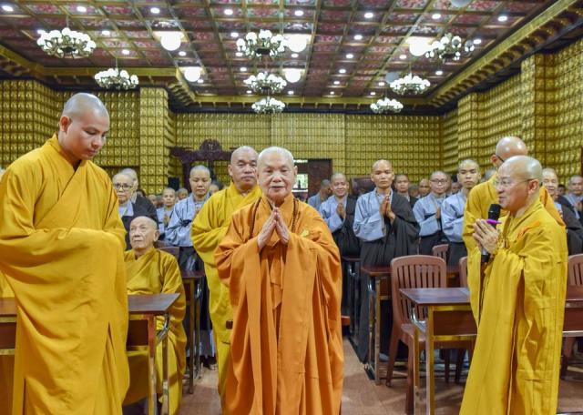 HT. Thích Thiện Nhơn viếng thăm và thắp hương tưởng niệm cố HT. Thích Thiện Huệ