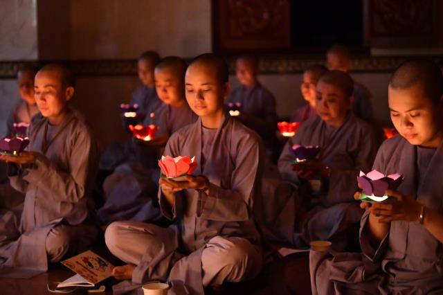 Lắng đọng bên chén trà