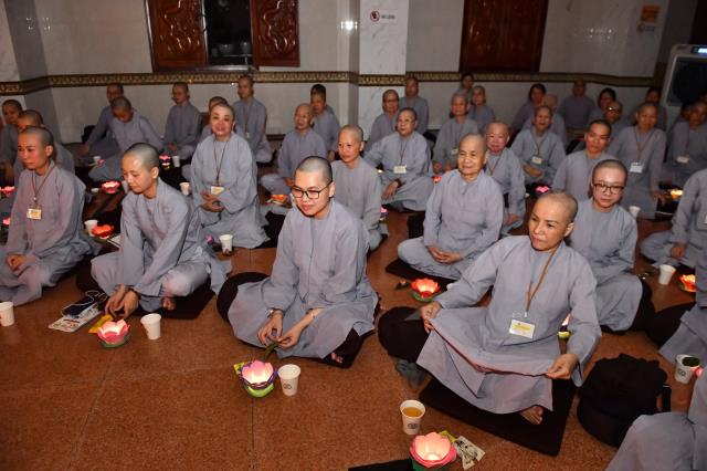 Lắng đọng bên chén trà