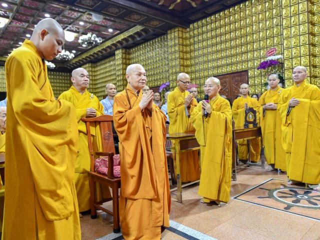 HT. Thích Thiện Nhơn viếng thăm và thắp hương tưởng niệm cố HT. Thích Thiện Huệ