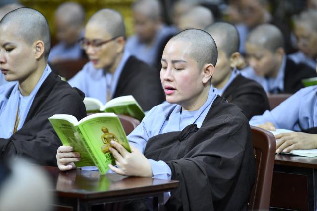 Tụng Kinh trong đêm cuối khóa tu Xuất gia gieo duyên
