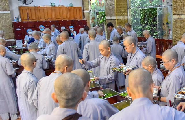 Chùm ảnh: Ăn cơm trong chánh niệm chiều ngày 16/09/2020