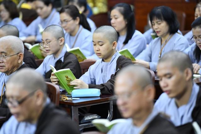 Tụng Kinh trong đêm cuối khóa tu Xuất gia gieo duyên