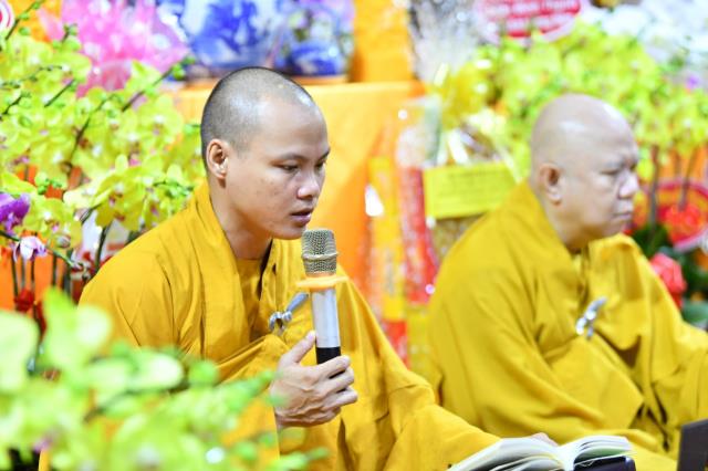 Tụng Kinh trong đêm cuối khóa tu Xuất gia gieo duyên