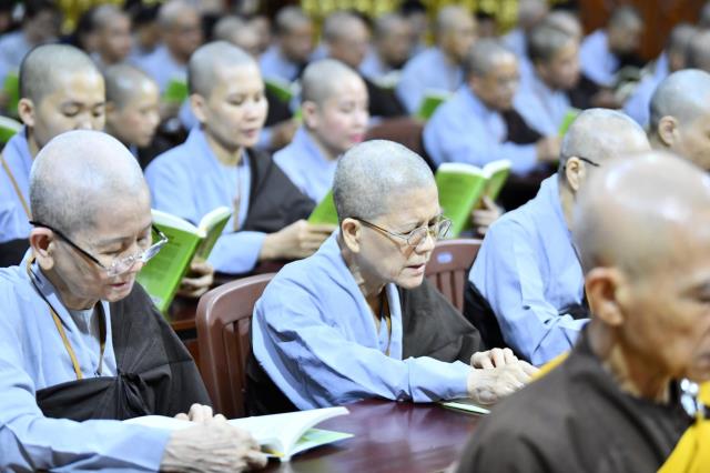 Tụng Kinh trong đêm cuối khóa tu Xuất gia gieo duyên