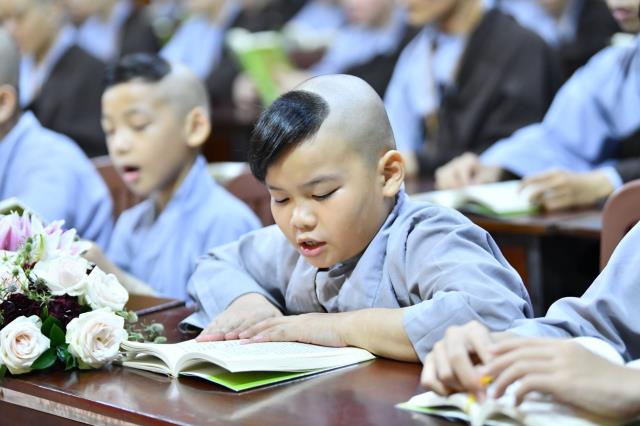 Tụng Kinh trong đêm cuối khóa tu Xuất gia gieo duyên