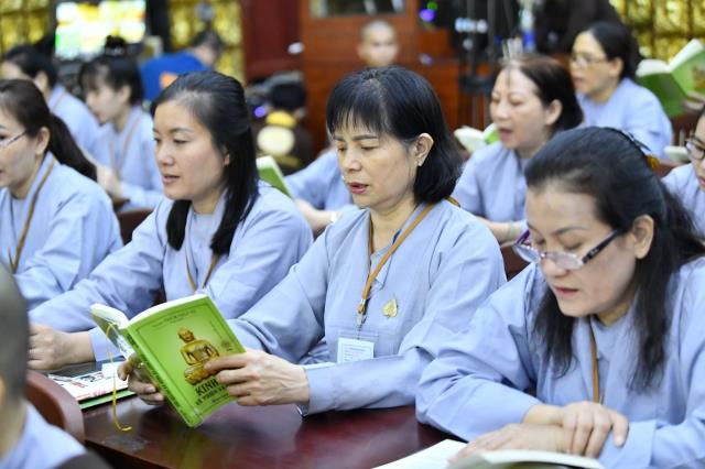 Tụng Kinh trong đêm cuối khóa tu Xuất gia gieo duyên