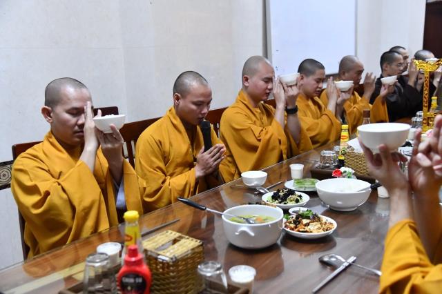 Khóa Tu Online Mùa Dịch Và Sự Tùy Duyên Bất Biến Trong Giáo Lý Phật Đà
