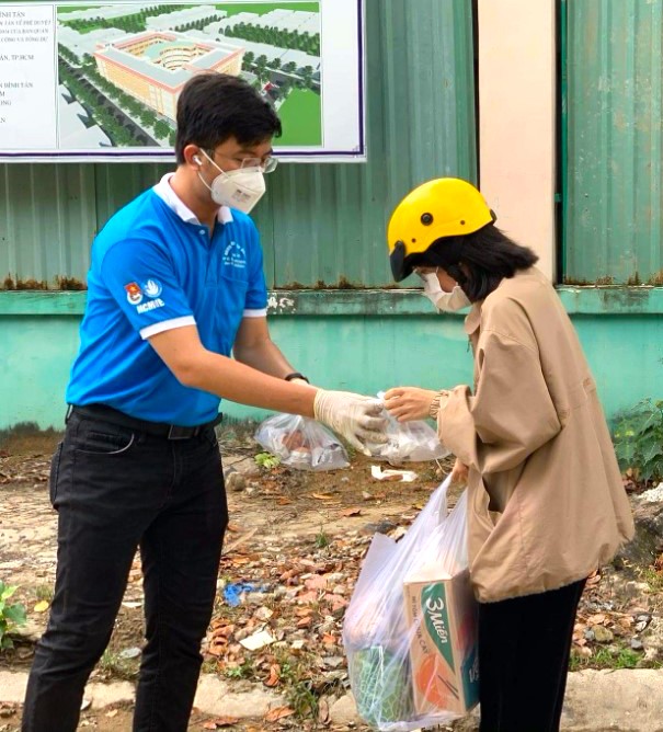 Việc thiện nở hoa trong tâm dịch, gửi yêu thương đến 700 sinh viên và hộ gia đình gặp khó