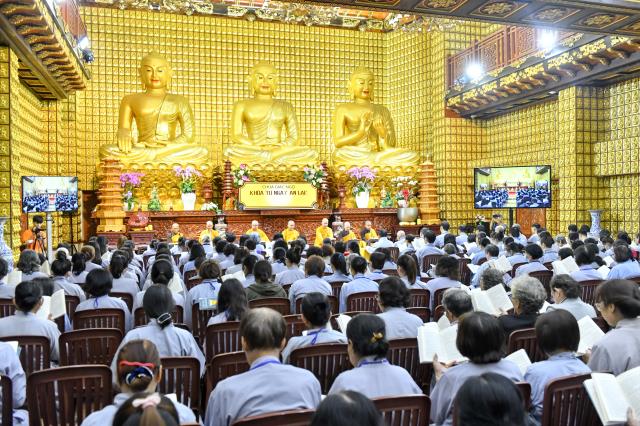 Thầy Nhật Từ trả lời các câu hỏi về bão lũ miền Trung trong khóa tu Ngày an lạc