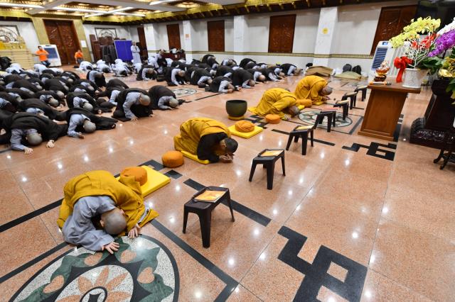 Hành giả sám pháp địa xúc trong khóa tu &quot;Xuất gia gieo duyên&quot; (lần 7) tại chùa Giác Ngộ