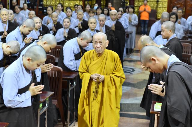 HT. Thích Tâm Trí chia sẻ pháp thoại trong khóa tu Xuất gia gieo duyên