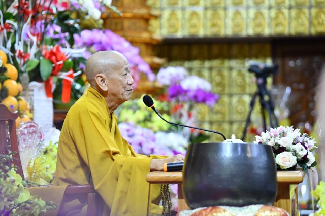HT. Thích Tâm Trí chia sẻ pháp thoại trong khóa tu Xuất gia gieo duyên