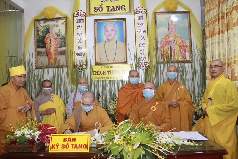 Đồng Tháp: Cung thỉnh Linh mô cố HT. Thích Thiện Huệ thăm Trường TCPH Đồng Tháp