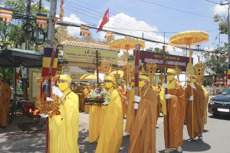 Đồng Tháp: Cung thỉnh Linh mô cố HT. Thích Thiện Huệ thăm Trường TCPH Đồng Tháp
