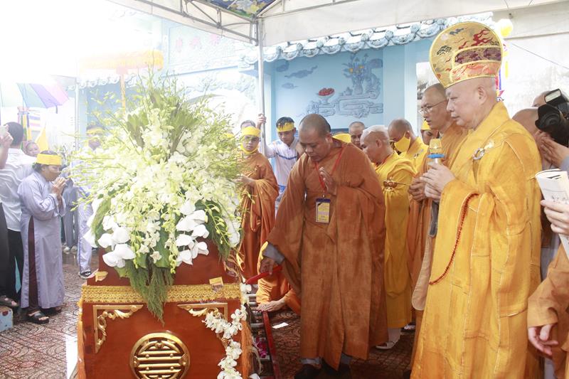 Đồng Tháp: Lễ truy niệm và phụng tống kim quan cố Trưởng lão HT. Thích Thiện Huệ nhập bảo tháp