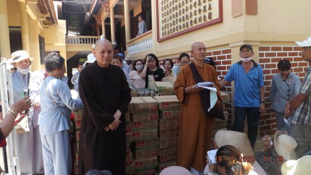 Đoàn từ Thiện xã hội báo Giác Ngộ tặng quà