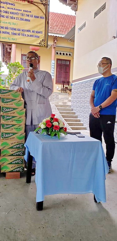 Chùa Nam Hòa tặng quà từ thiện