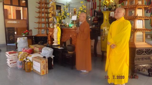 Đoàn từ Thiện xã hội báo Giác Ngộ tặng quà