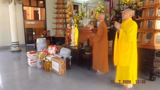 Đoàn từ Thiện xã hội báo Giác Ngộ tặng quà