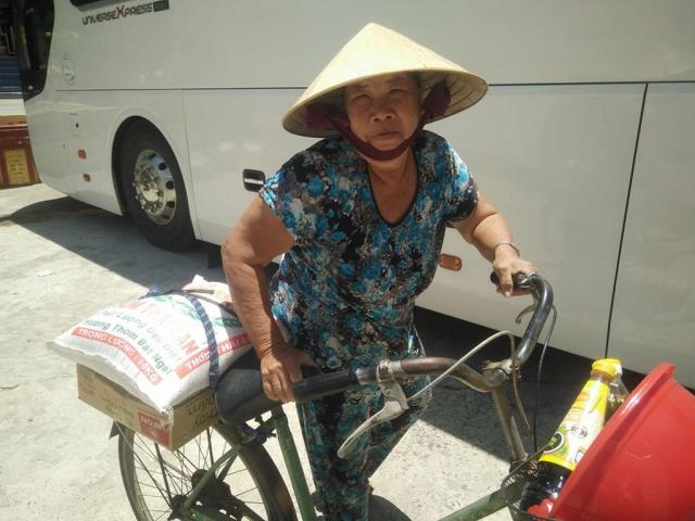 Đoàn từ Thiện xã hội báo Giác Ngộ tặng quà