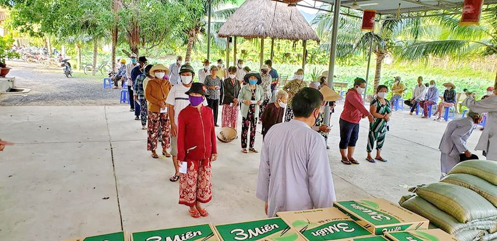 Chùa Nam Hòa tặng quà từ thiện