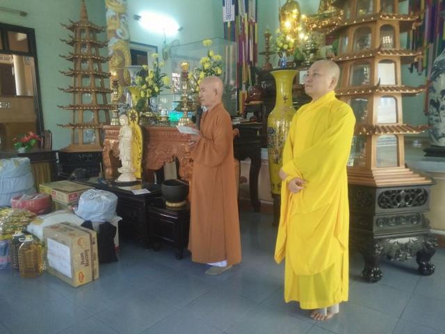 Đoàn từ Thiện xã hội báo Giác Ngộ tặng quà
