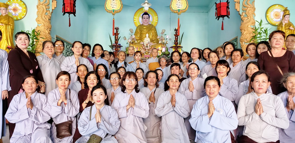 Ban TTXH Phật giáo Ninh Hòa cúng dường trường hạ