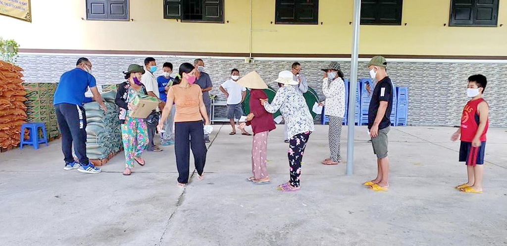 Chùa Nam Hòa tặng quà từ thiện