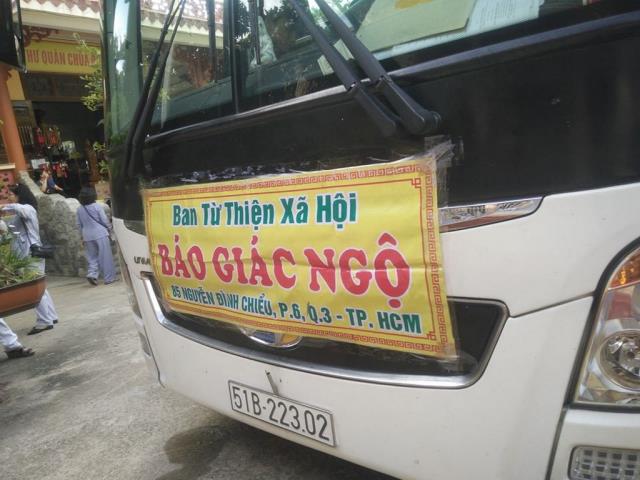 Đoàn từ Thiện xã hội báo Giác Ngộ tặng quà