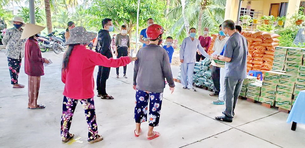 Chùa Nam Hòa tặng quà từ thiện