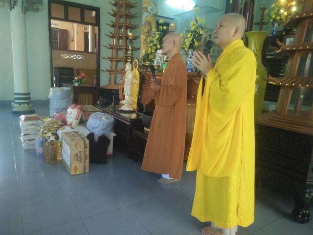 Đoàn từ Thiện xã hội báo Giác Ngộ tặng quà