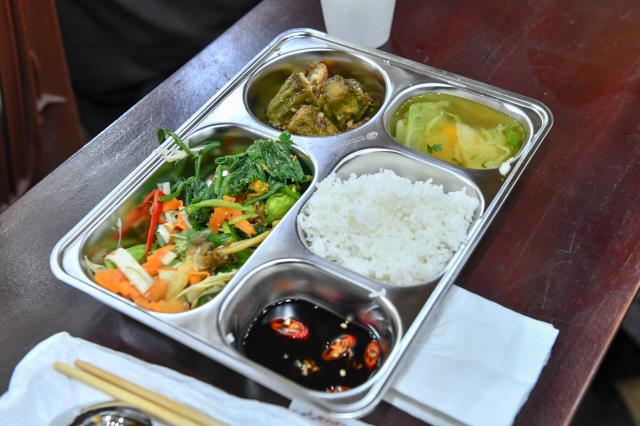 Chùm ảnh: Ăn cơm chánh niệm trưa ngày 15/09/2020