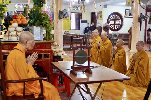 Đại diện BTS GHPGVN Thành phố Hà Nội tạ pháp Đức Pháp Chủ