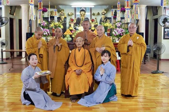 Đại diện BTS GHPGVN Thành phố Hà Nội tạ pháp Đức Pháp Chủ