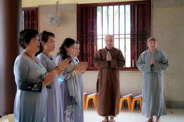 Chùa Đức Quang cúng dường trường hạ các tỉnh miền Tây