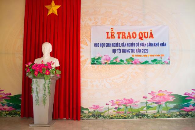 Trao Tặng 100 Suất Học Bổng Đến Trẻ Em Nghèo Hiếu Học Tại Quê Hương Cố HT Thích Trí Tịnh