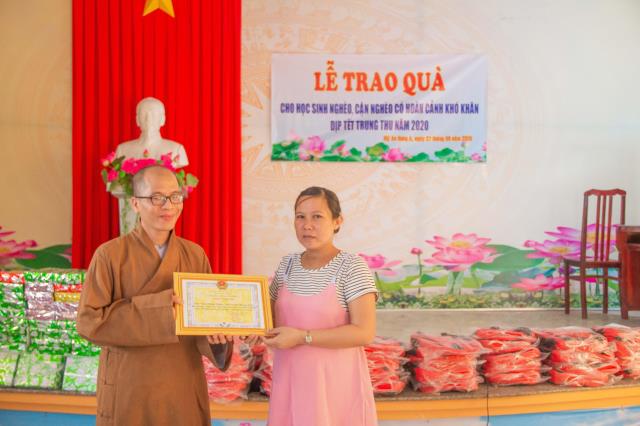 Trao Tặng 100 Suất Học Bổng Đến Trẻ Em Nghèo Hiếu Học Tại Quê Hương Cố HT Thích Trí Tịnh
