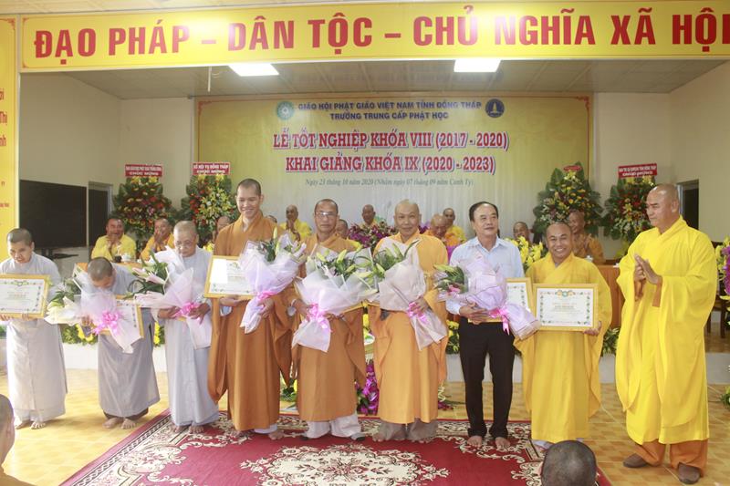 Đồng Tháp: Lễ tốt nghiệp khoá VIII và khai giảng khoá IX trường TCPH Đồng Tháp