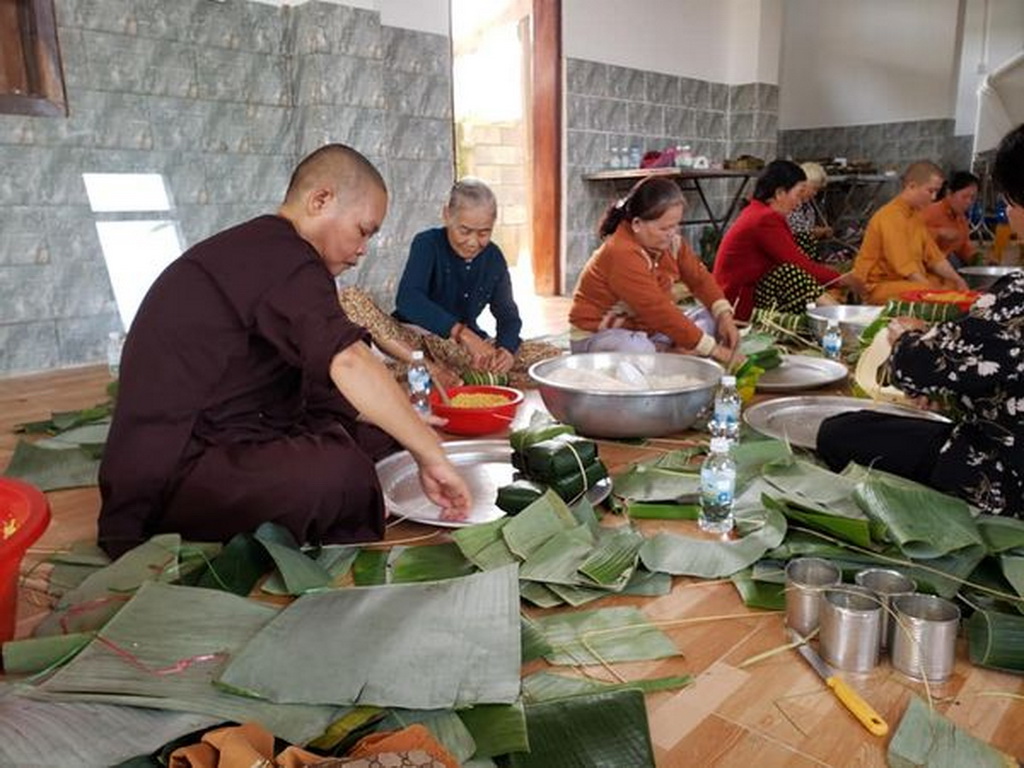 Tịnh xá Ngọc Huy gói bánh tặng đồng bào miền Trung