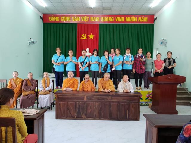 Trao quà tại Quảng Ngãi yêu thương